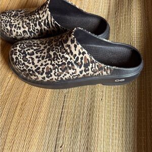 Oofos size 10 clogs